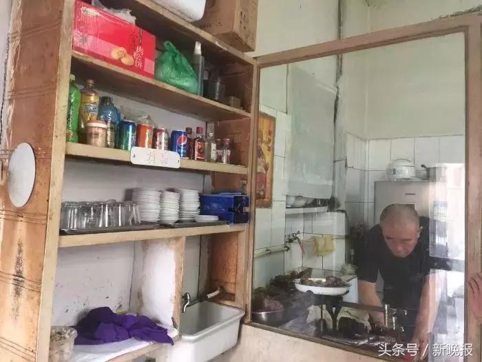 摔跤冠军的秘密，小巷中的神秘小店与冠军之路