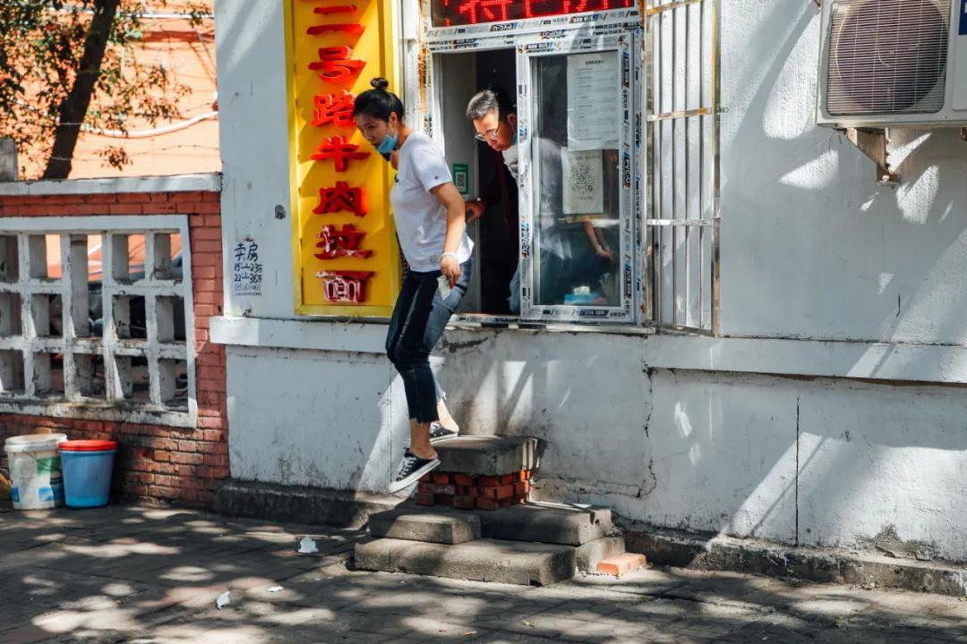 全球军事动态下的隐秘角落探秘，小巷特色小店揭秘