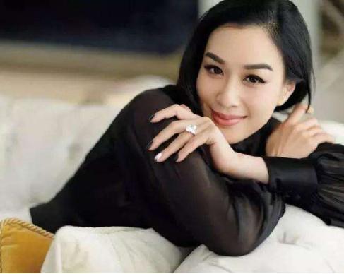 中国女明星泳装，自然美景之旅与内心宁静的探索