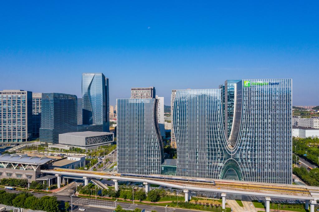山东青岛明星闪耀科技之光，引领生活新纪元