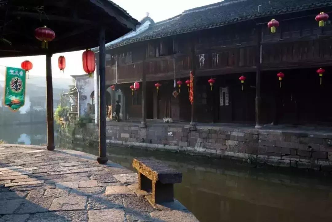 小巷深处的时尚秘境，揭秘2017最新卷发发型流行趋势