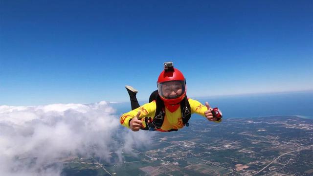 最新跳伞，高空之上的温馨之旅